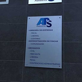 APS Asesores placa en pared