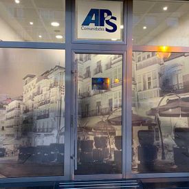 APS Asesores ventana con logo de la empresa